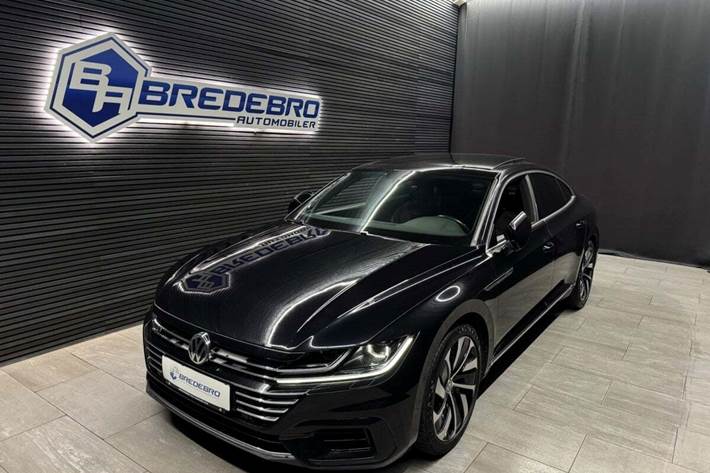 Sort VW Arteon fra 2017 set udefra