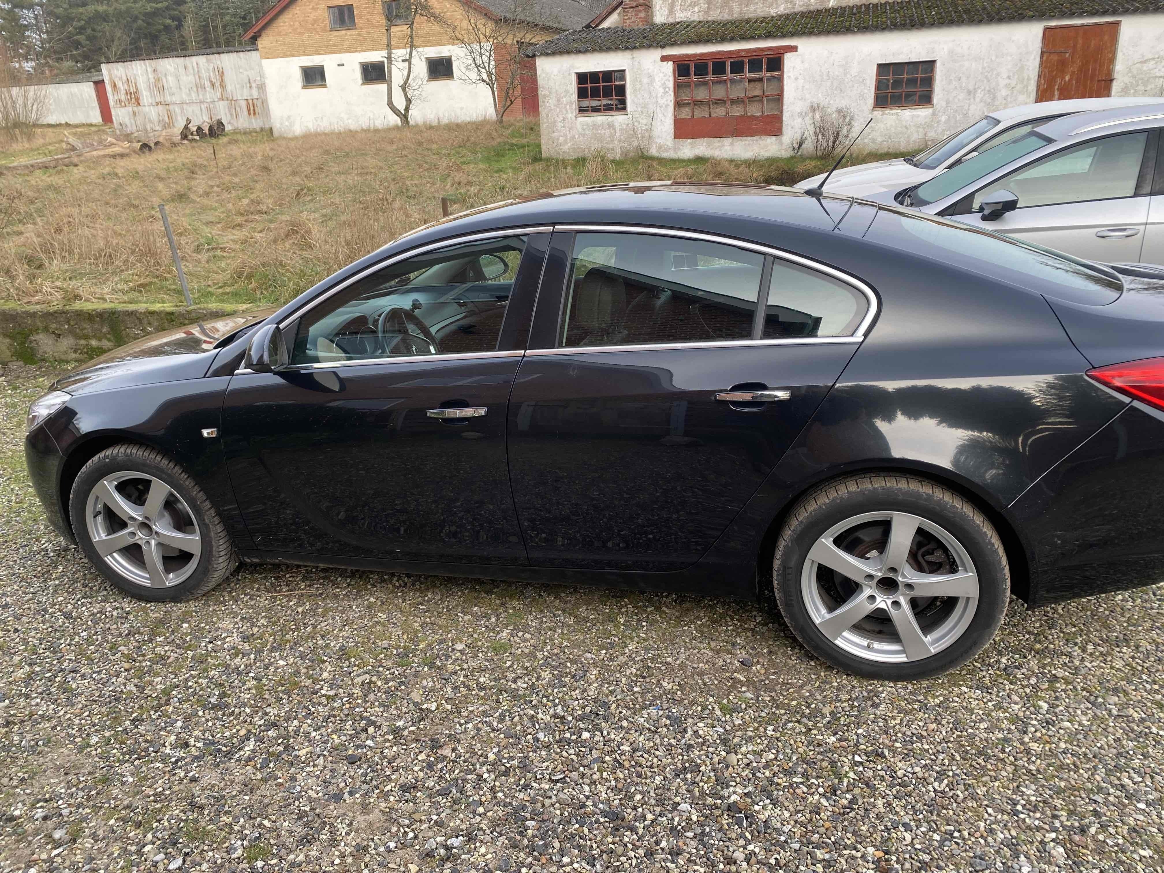 Sort Opel Insignia fra 2011
