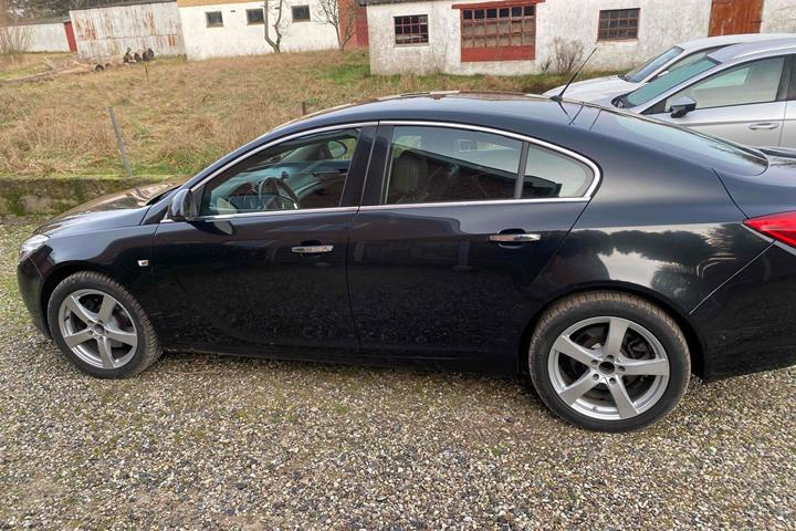 Sort Opel Insignia fra 2011