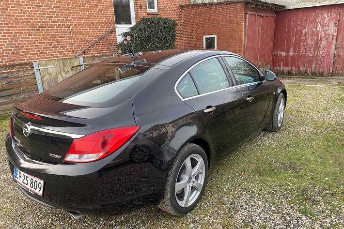 Sort Opel Insignia fra 2011