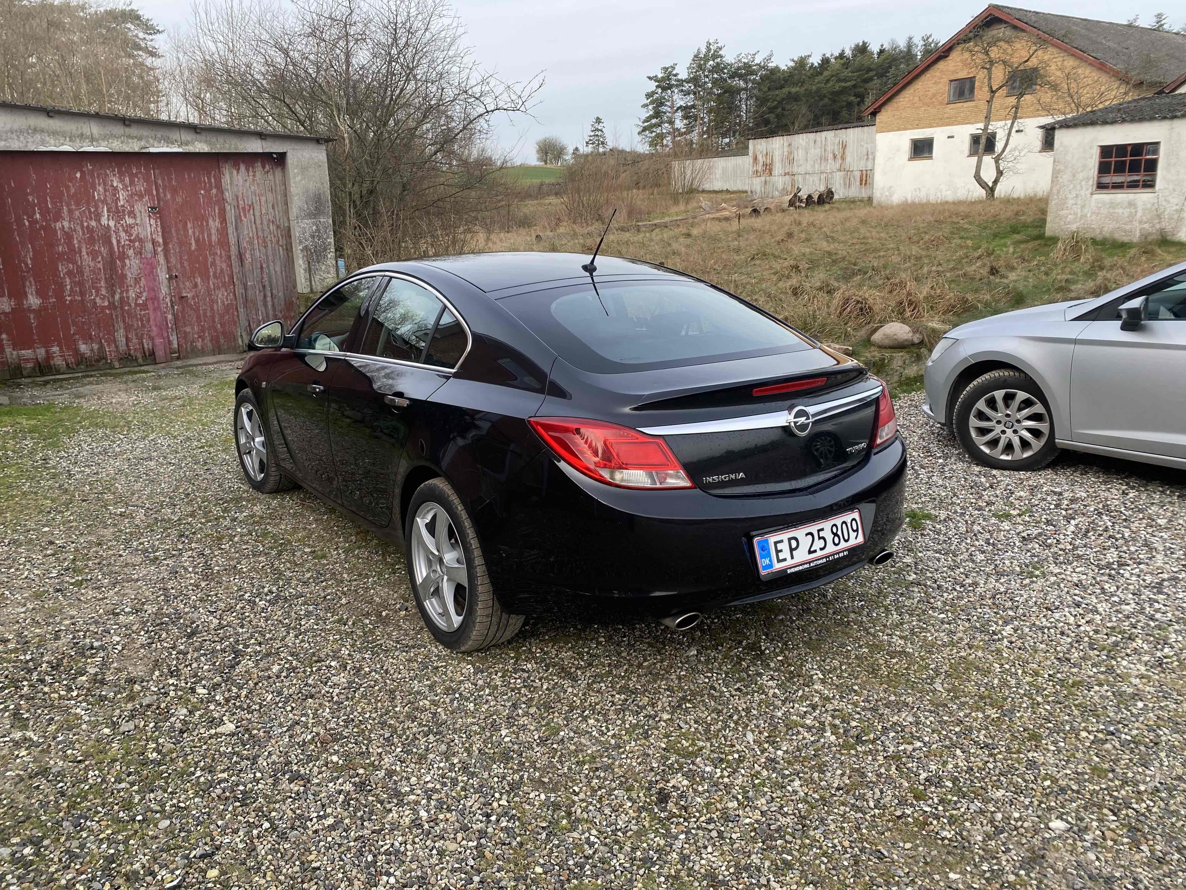 Sort Opel Insignia fra 2011
