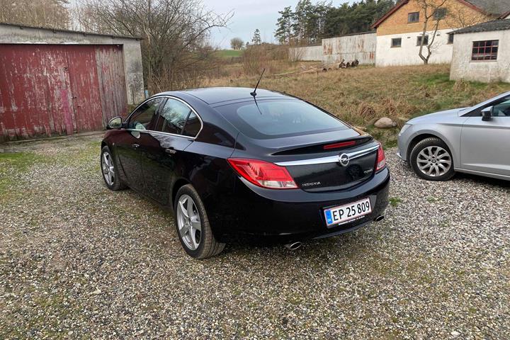 Sort Opel Insignia fra 2011