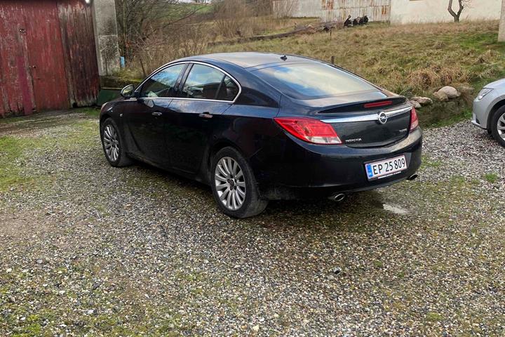 Sort Opel Insignia fra 2011