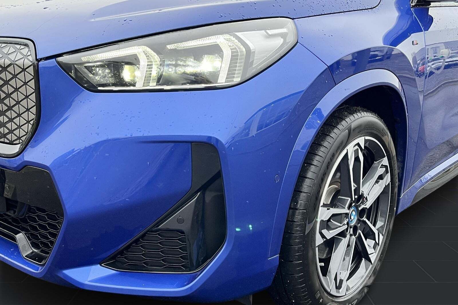 Blå BMW iX1 fra 2024