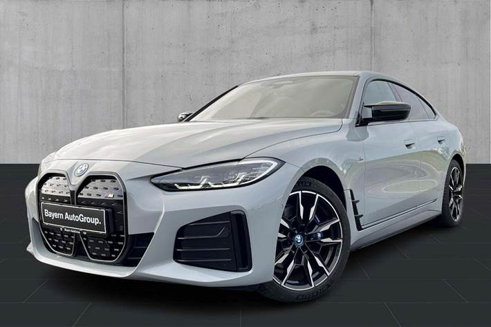 Grå BMW i4 fra 2024 set udefra