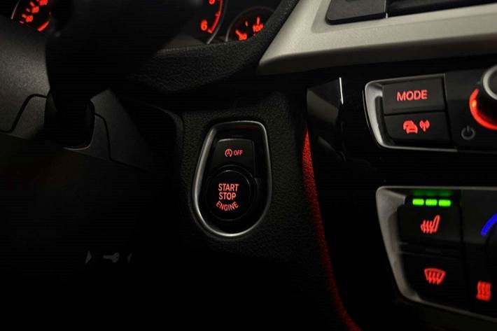 Sort BMW 320d fra 2015