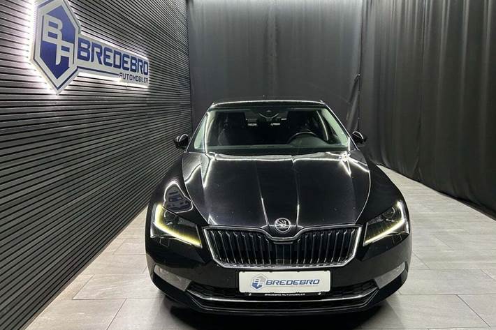 Sort Skoda Superb fra 2017