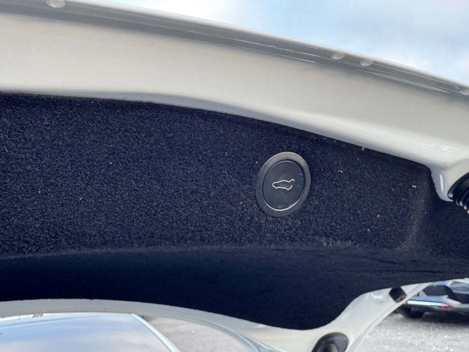 Hvid Tesla Model 3 fra 2024