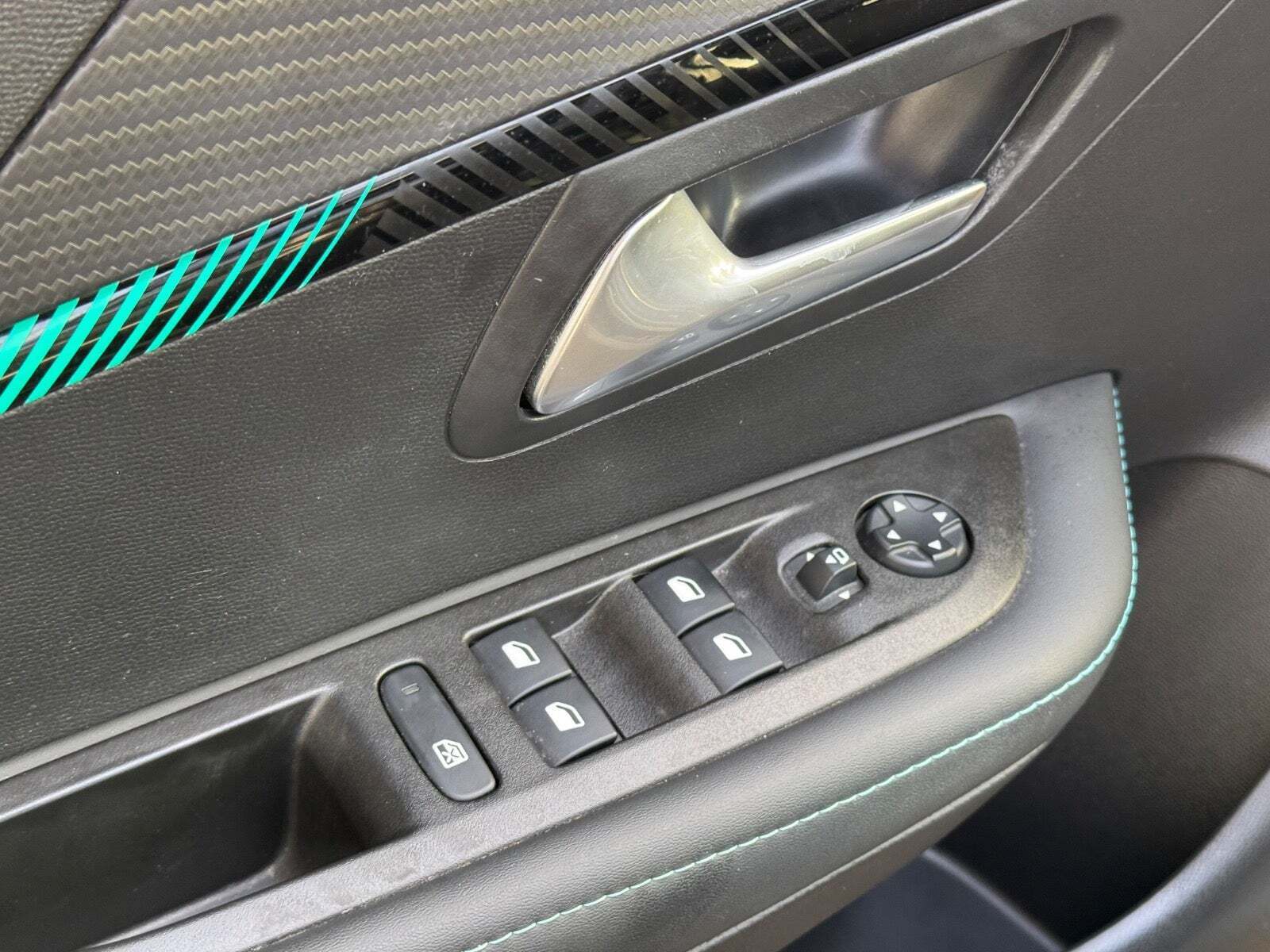 Grå Peugeot 208 fra 2020