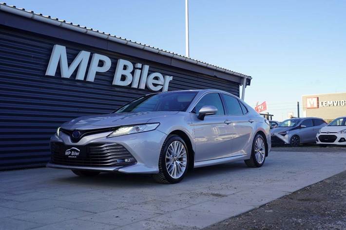 Sølv Toyota Camry fra 2021 set udefra