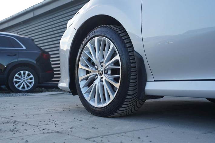 Sølv Toyota Camry fra 2021 set udefra