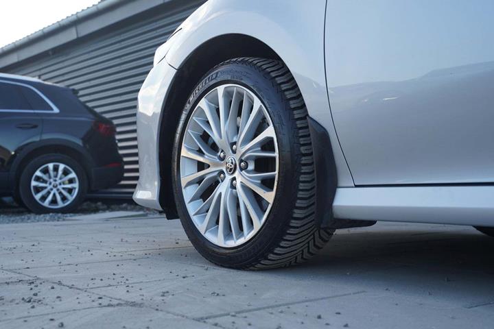 Sølv Toyota Camry fra 2021 set udefra