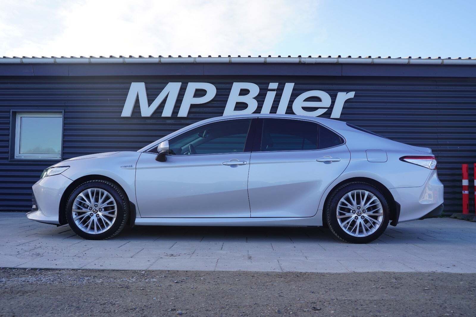 Sølv Toyota Camry fra 2021 set udefra
