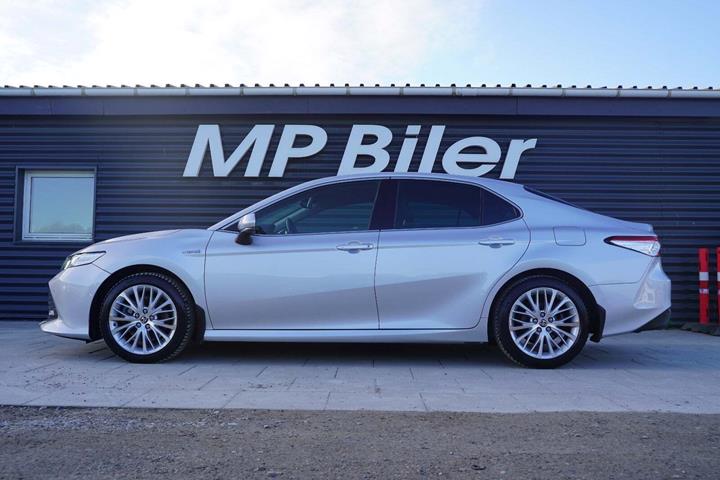 Sølv Toyota Camry fra 2021 set udefra