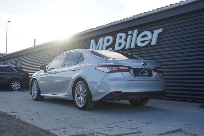 Sølv Toyota Camry fra 2021 set udefra