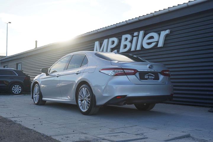 Sølv Toyota Camry fra 2021 set udefra