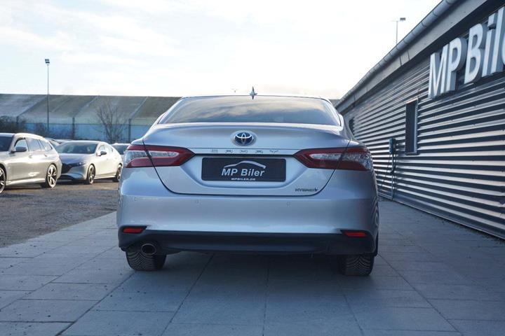 Sølv Toyota Camry fra 2021 set udefra