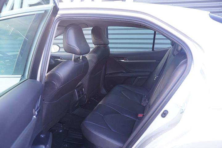 Sølv Toyota Camry fra 2021 set indefra