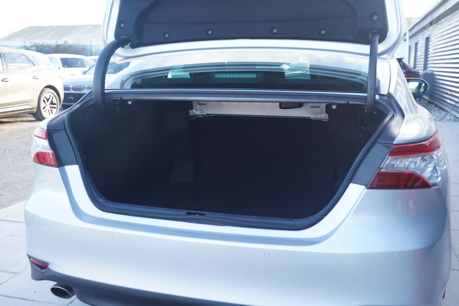 Sølv Toyota Camry fra 2021