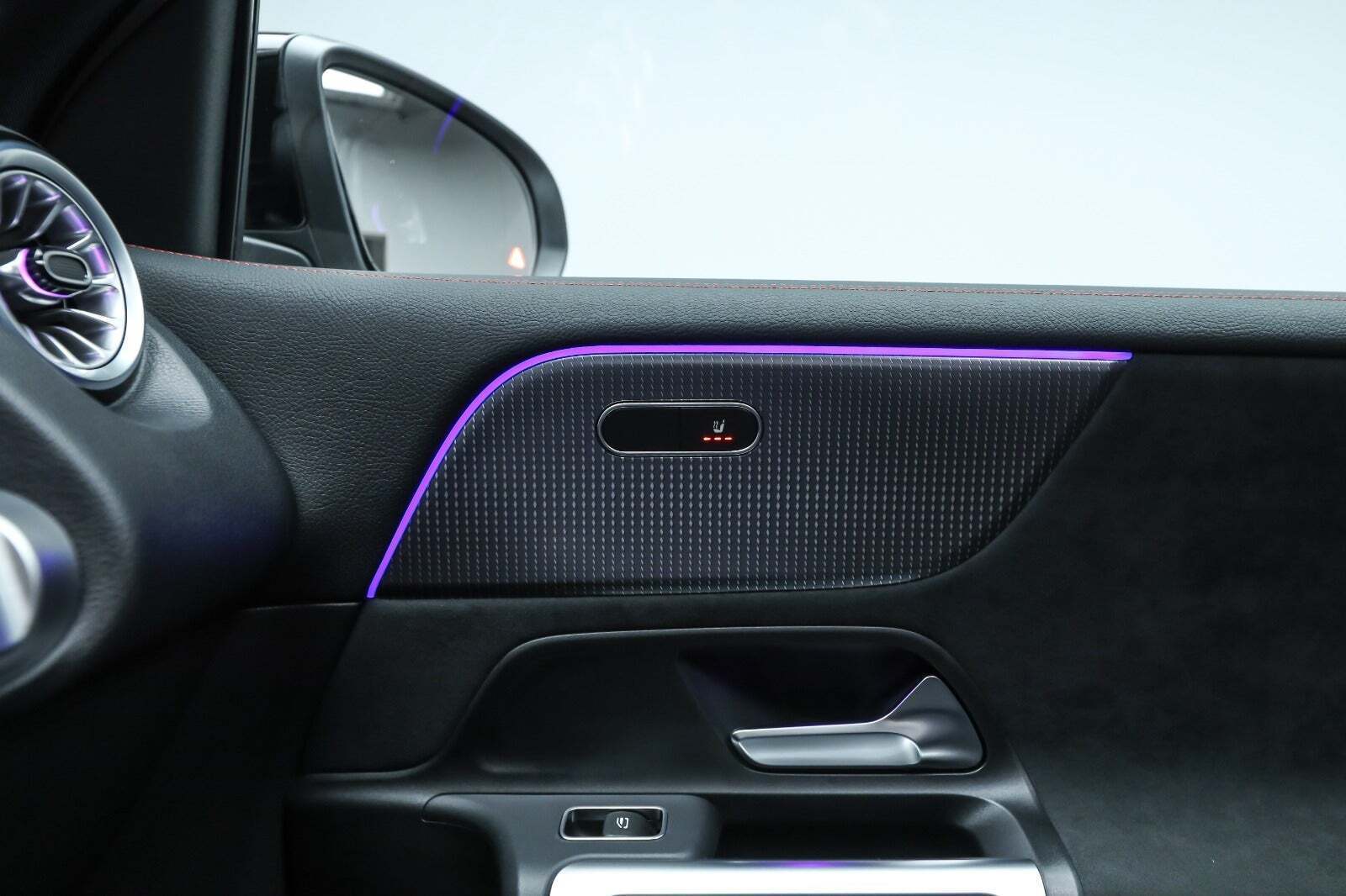 Hvid Mercedes EQB350 fra 2024