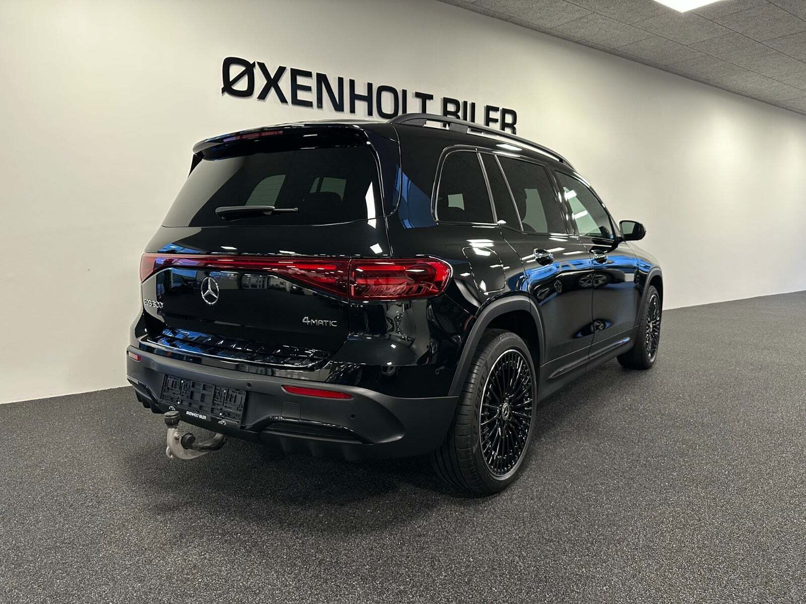 Sort Mercedes EQB300 fra 2024