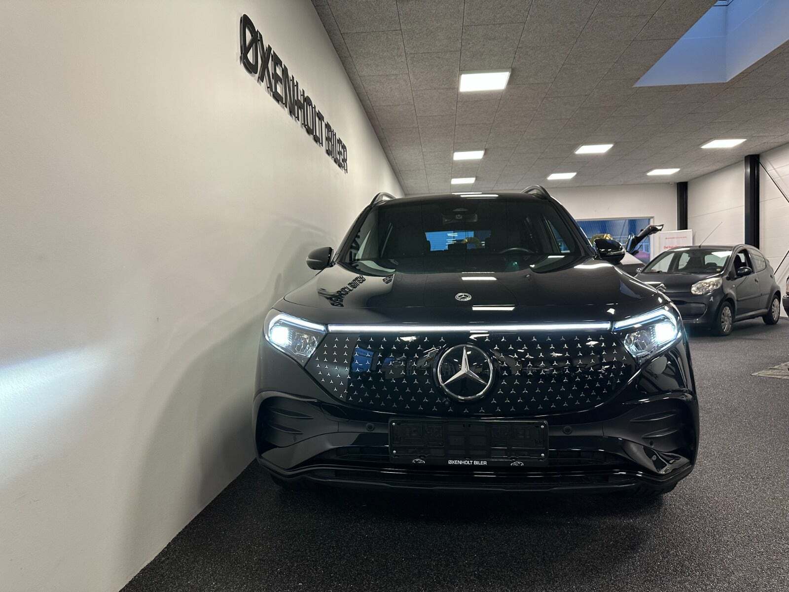 Sort Mercedes EQB300 fra 2024