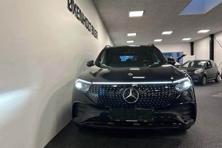 Sort Mercedes EQB300 fra 2024