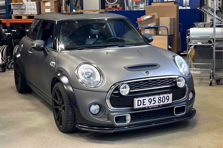 Rød Mini Cooper S fra 2014