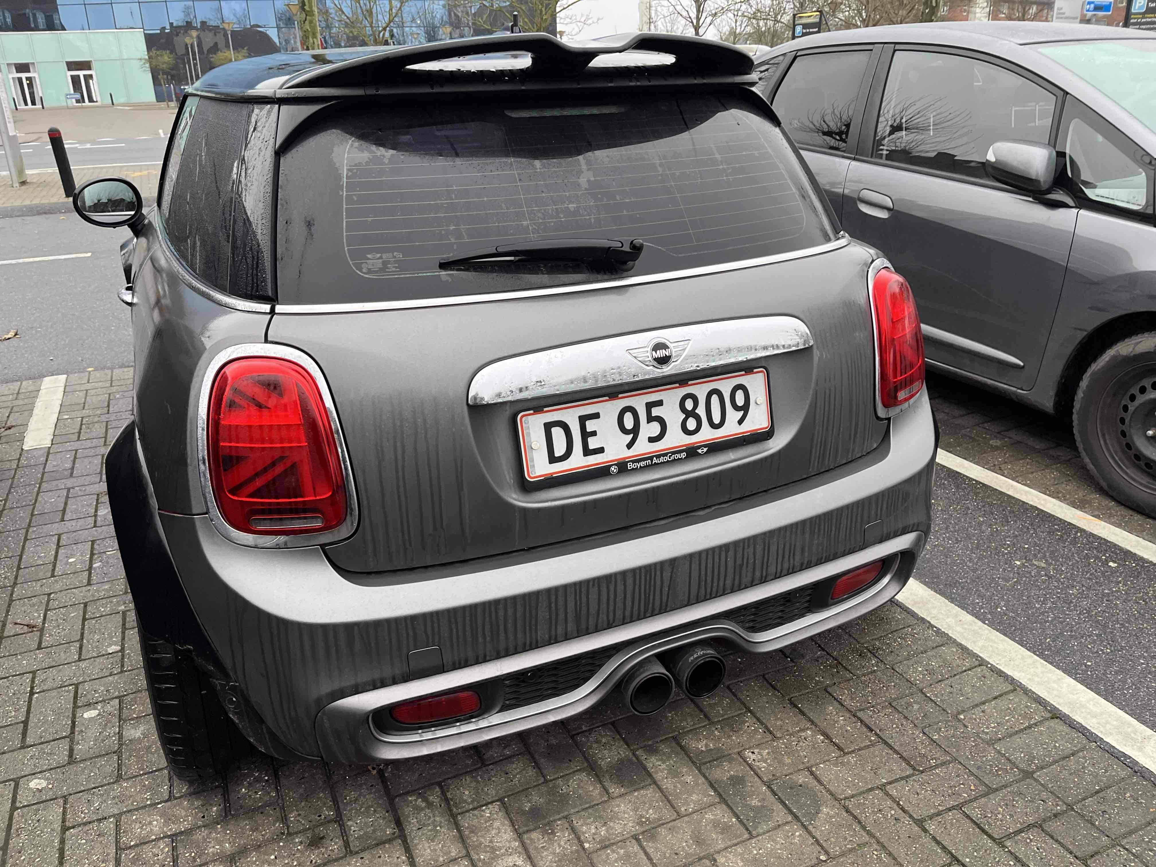 Rød Mini Cooper S fra 2014