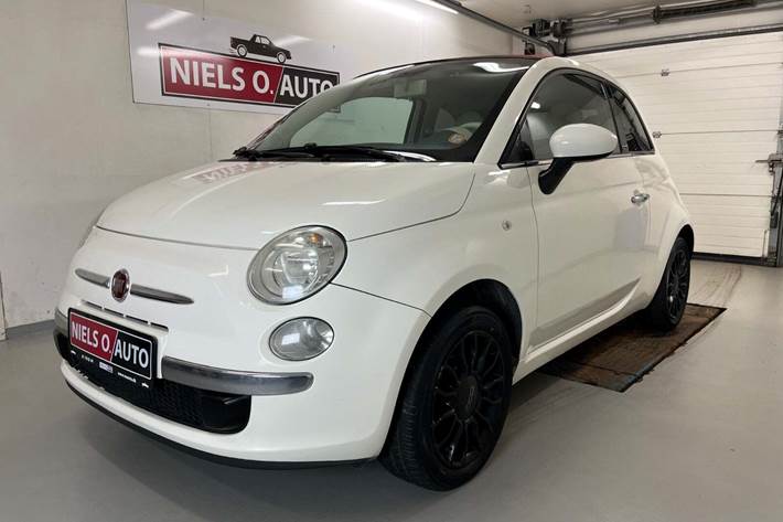Hvid Fiat 500C fra 2010 set udefra