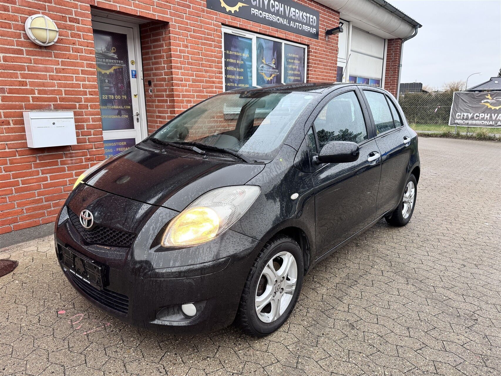 Sort Toyota Yaris fra 2010