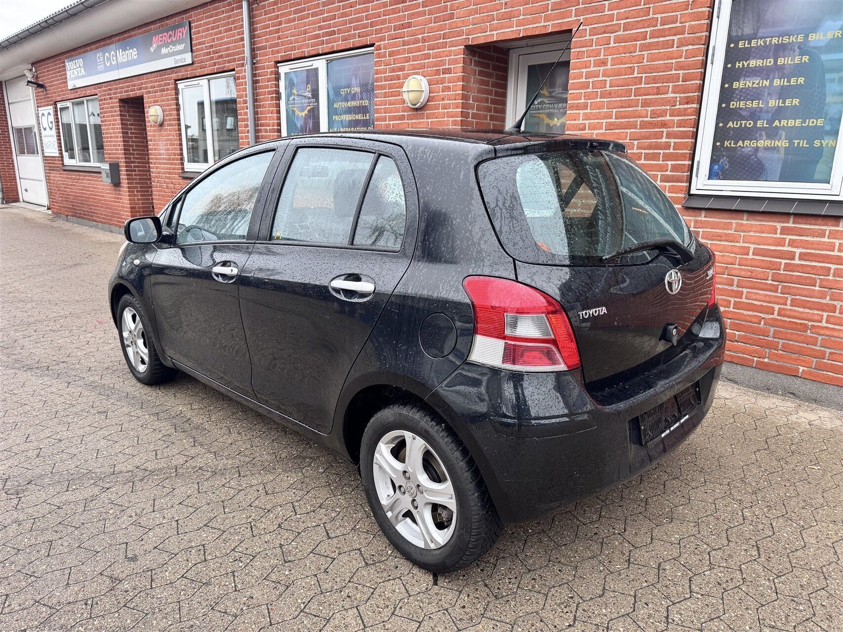 Sort Toyota Yaris fra 2010