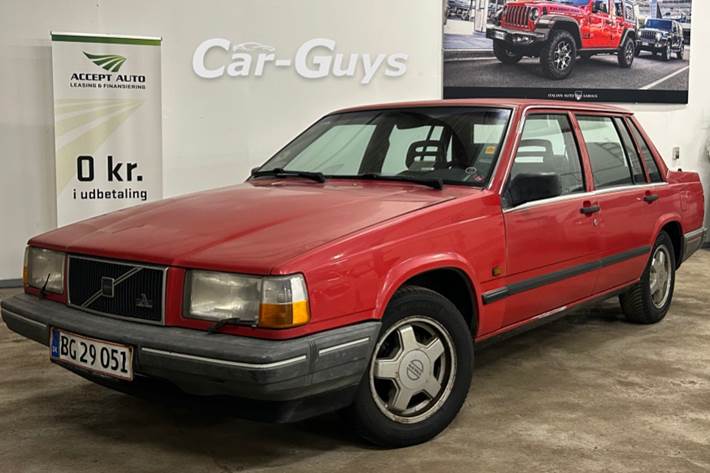 Rød Volvo 740 fra 1990 set udefra