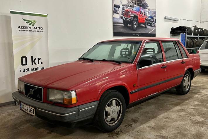 Rød Volvo 740 fra 1990 set udefra