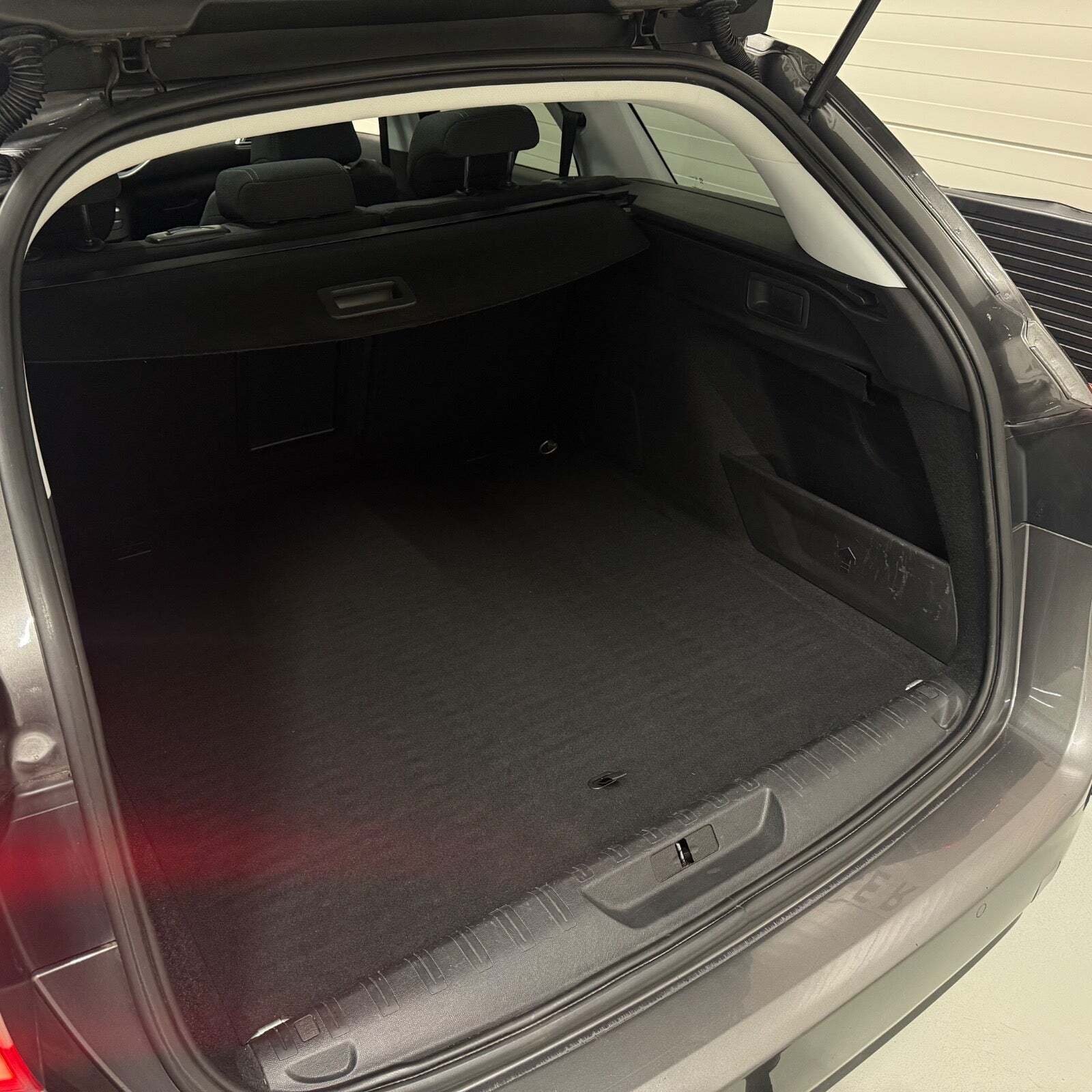 Grå Peugeot 308 fra 2017