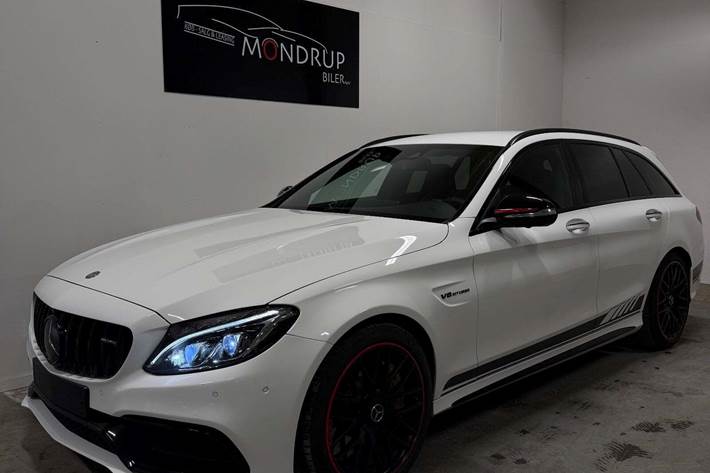 Hvid Mercedes C63 fra 2015 set udefra