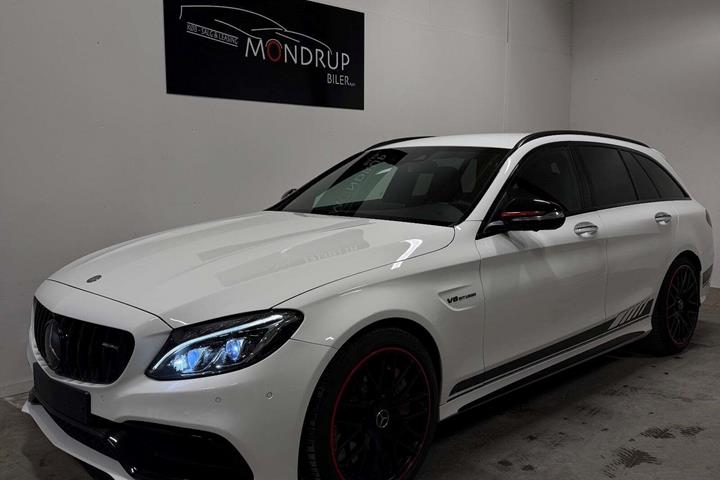 Hvid Mercedes C63 fra 2015 set udefra