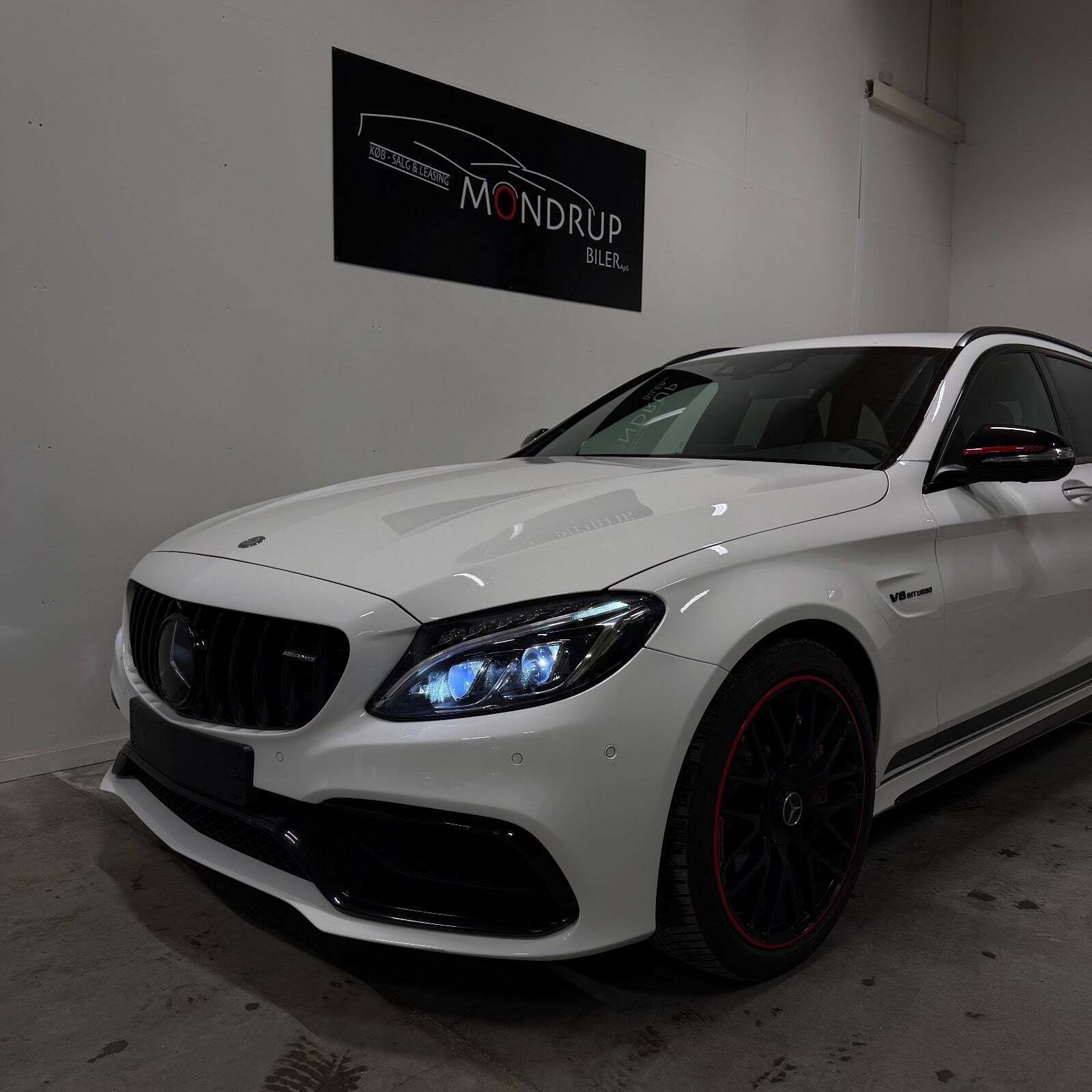 Hvid Mercedes C63 fra 2015