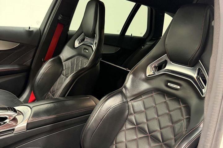 Hvid Mercedes C63 fra 2015
