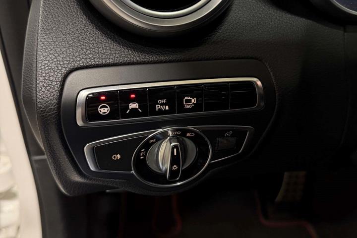 Hvid Mercedes C63 fra 2015