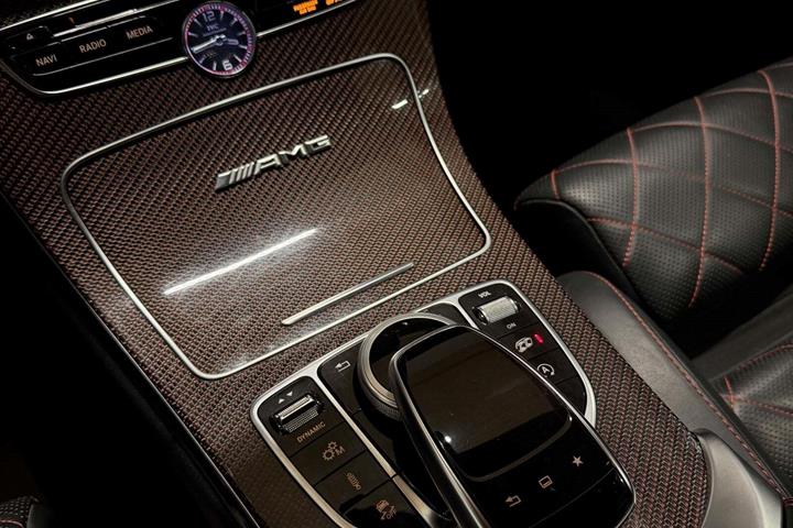 Hvid Mercedes C63 fra 2015