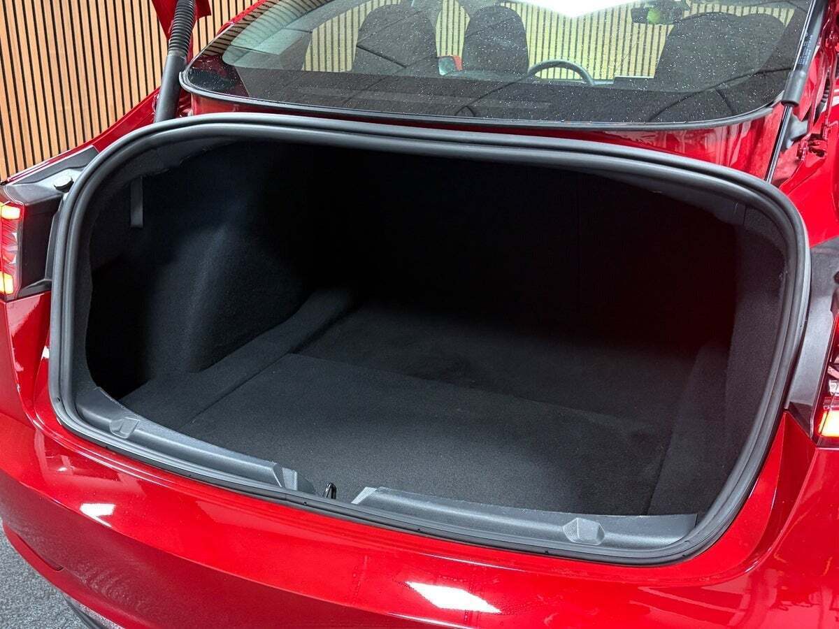 Rød Tesla Model 3 fra 2023
