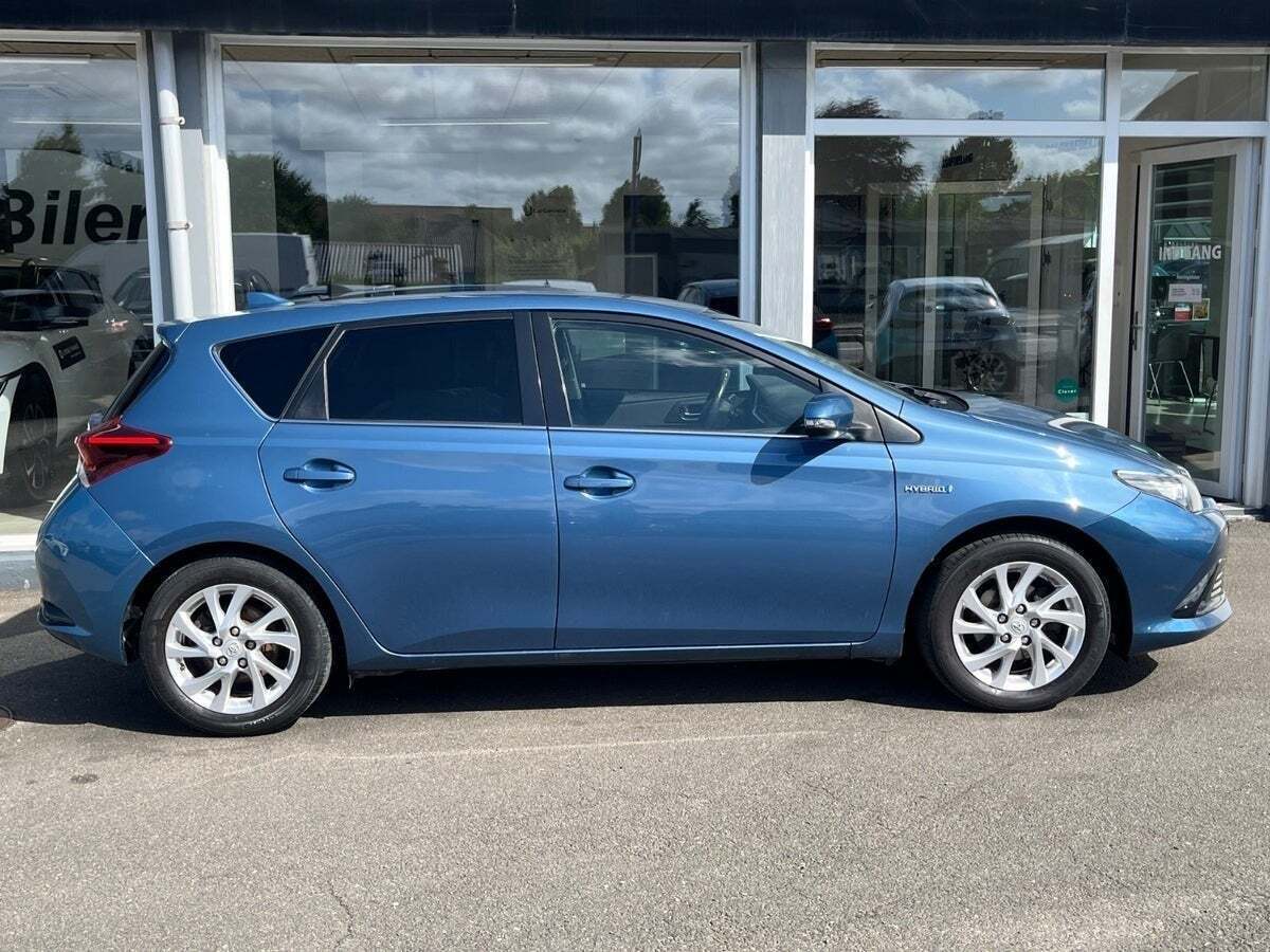 Blå Toyota Auris fra 2016
