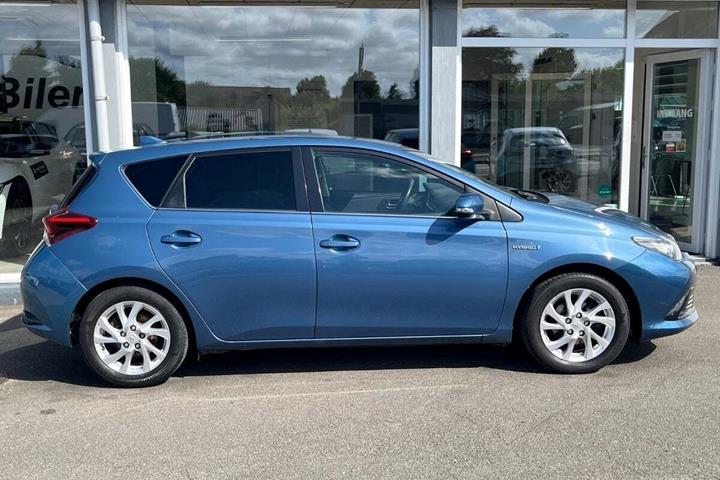 Blå Toyota Auris fra 2016