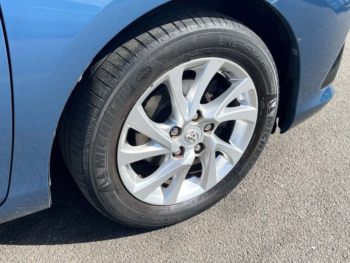 Blå Toyota Auris fra 2016