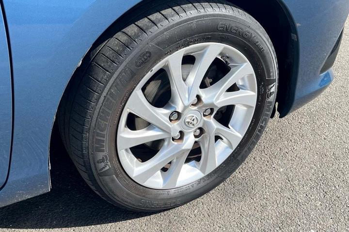 Blå Toyota Auris fra 2016