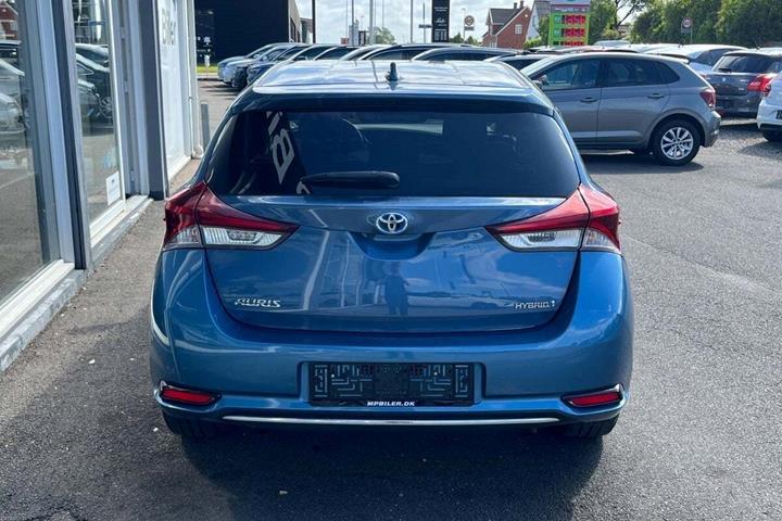 Blå Toyota Auris fra 2016