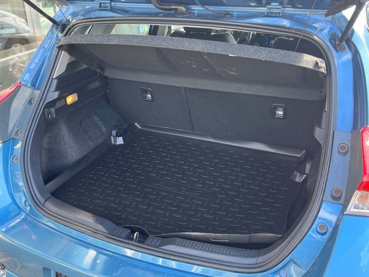 Blå Toyota Auris fra 2016