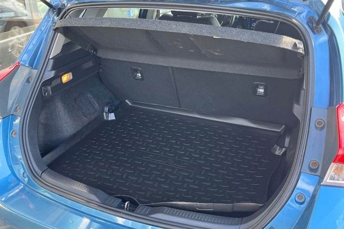 Blå Toyota Auris fra 2016