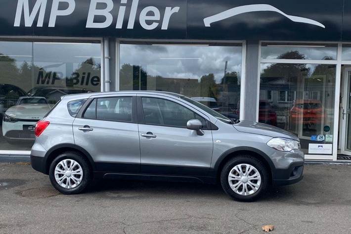 Grå Suzuki S-Cross fra 2016